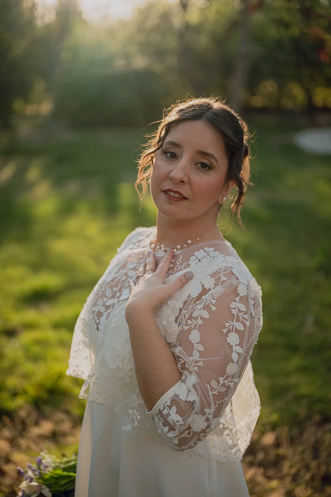 Novia en la luz dorada del atardecer, con encaje en los hombros